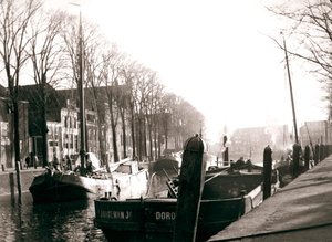 Barcos en el canal, Dordrecht, Países Bajos, 1898 de James Batkin