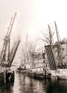 Puente del canal y barcos, Dordrecht, Países Bajos, 1898 de James Batkin