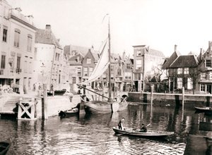 Patio del canal, Dordrecht, Países Bajos, 1898 de James Batkin