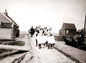Niños en la Isla Marken, Países Bajos, 1898 de James Batkin