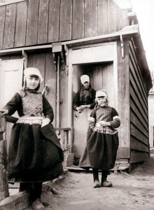 Niñas con vestimenta tradicional, Isla Marken, Países Bajos, 1898