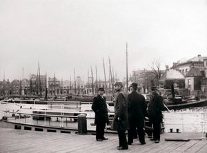 Hombres junto a un barco canal, Róterdam, 1898 de James Batkin