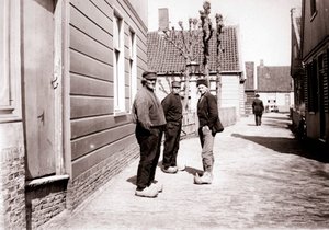 Hombres con traje tradicional, Broek, Países Bajos de James Batkin