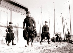 Hombres con vestimenta tradicional, Isla Marken, Países Bajos, 1898