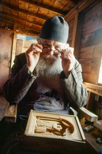Un maestro tallador y sacerdote ortodoxo posa con su obra. Monte Athos, Grecia.