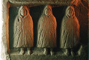 Una escultura en relieve que representa a deidades locales protegidas del frío. Housesteads R...
