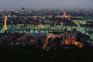 Una vista de Lyon entre el Puente de la Feuillite, el Puente Bonaparte a dos ght....