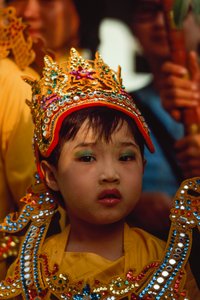 Un joven devoto en el Festival Tabaung. Pagoda de Shwe Dagon, Rangún, Birmania.