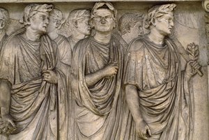 Ara Pacis Augustae, un altar independiente con un grupo de viudas, magistrados, sacerdotes...
