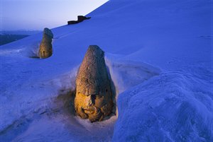 Monumentos funerarios de Nemrut Dagi enterrados en la nieve. Nemrut Dagi, Monte Nemrut, Turquía