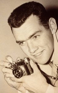 Fotógrafo del Milwaukee Post James L. Stanfield. Milwaukee, Wisconsin. Sostiene...