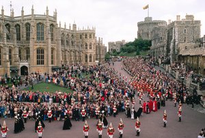 La Reina Isabel y el Príncipe Felipe presiden la Capilla de San Jorge. Castillo de Windsor, Wi... de James L Stanfield