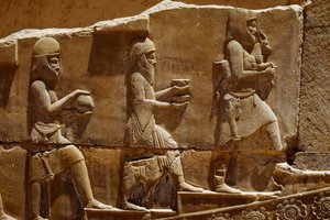Escultura en relieve de hombres portando ofrendas en las murallas de Persépolis. Persépolis, Irán.