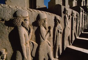 Las esculturas en bajorrelieve de portadores de tributos con ofrendas cubren gran parte del Pe...