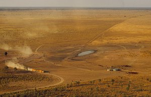 Un tren de carretera que transporta ganado atraviesa una meseta desértica. Australia Occidental, Australia. de James L Stanfield