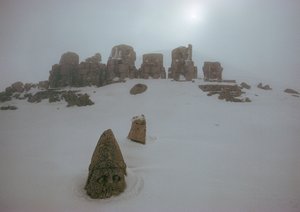 Estatua de un dios sobre un manto de nieve en Nemrud Dagh. Nemrud Dagh, Turquía. de James L Stanfield