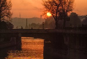Amanecer sobre el Sena cerca de la Ile de la Cite. PARÍS, FRANCIA. de James L Stanfield