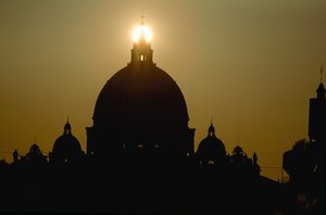 Puesta de sol tras la cúpula de la Basílica de San Pedro. BASÍLICA DE SAN PEDRO, CIUDAD DEL VATICANO.