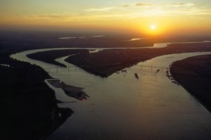 Vista aérea crepuscular de la confluencia de los ríos Ohio y Mississippi. El Cairo, Illinois. de James L Stanfield