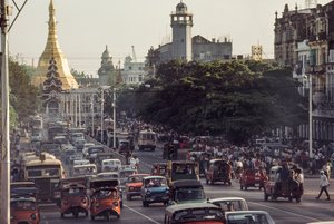 Coches antiguos atascan el centro de Rangún, la capital de Birmania. Sule Pagoda Road, R...