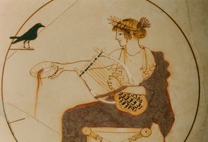 Kylix de fondo blanco decorado con una representación de Apolo. El dios está sentado sobre...