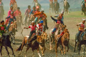 Jóvenes en una carrera de caballos en un festival de verano celebrado cerca de Ulán Bator....