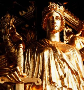 Justicia, una de las cuatro virtudes cardinales de la torre del dosel del Albert Memorial, completado en 1876