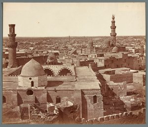 Egipto. El Cairo. Vista general: al fondo, la madraza y el mausoleo de Umm As-Sultan Sha