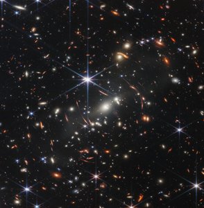 Cúmulo de galaxias con lente (primer campo profundo de Webb)