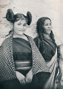 Una niña Hopi de Arizona y su madre, 1912 de James and Pierce