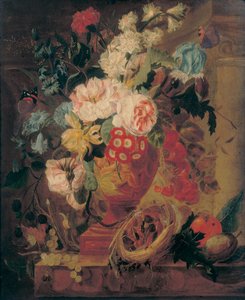Flores en un jarrón de terracota decorado con putti, con frutas, mariposas, una mosca azul, un caracol, una araña y cuatro polluelos en un nido en un saliente