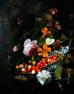 Una naturaleza muerta de fresas en un cuenco y flores de Jan Mortel