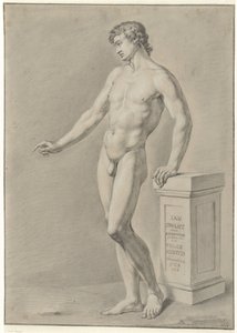 Hombre desnudo de pie cerca de una columna