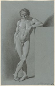 Hombre desnudo de pie, con las piernas cruzadas