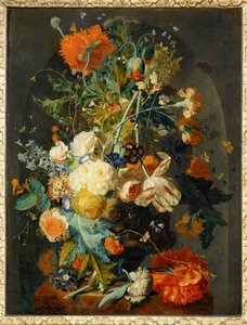 Jarrón de flores en un nicho ...