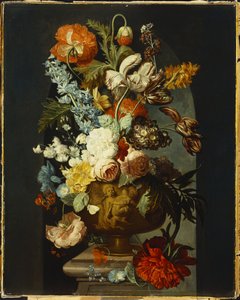Tulipanes, rosas, jacintos, aurículas y otras flores en una urna esculpida sobre un pedestal de piedra en un nicho de Jan van Huysum