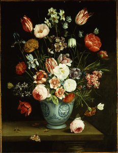 Flores en un jarrón de porcelana azul y blanca, con polillas y otros insectos en un borde
