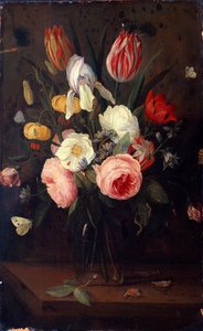 Rosas, tulipanes y otras flores en un jarrón de vidrio, con insectos, sobre una mesa