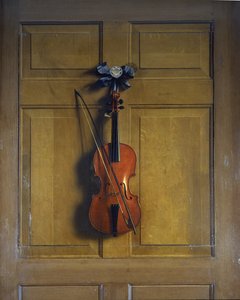 Violín y arco colgando en una puerta de Jan van der Vaardt