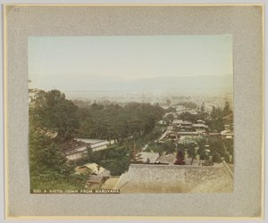 Una ciudad de Kioto desde Maruyama, Japón de Japanese Photographer