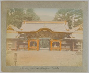 Puerta del templo Jemitsu, Nikko, Japón (foto en blanco y negro coloreada a mano)
