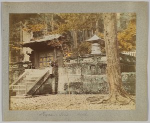 Tumba de Ieyasu, Nikko, Japón (foto en blanco y negro coloreada a mano)