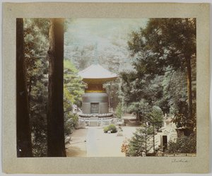 Templo budista Ikegami, Tokio, Japón (foto en b/n coloreada a mano) de Japanese Photographer