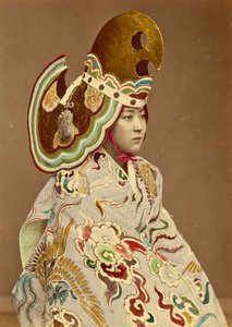 Niña japonesa en traje tradicional, c.1880 de Japanese Photographer