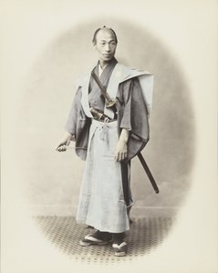 Hombre japonés con espada (foto en blanco y negro coloreada a mano) de Japanese Photographer