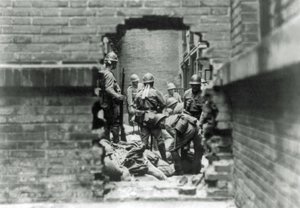 Soldados japoneses involucrados en combates callejeros en Shanghái, China, 1937