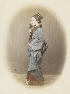 Mujer japonesa con vestido tradicional