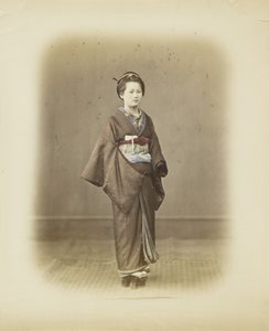 Mujer japonesa con vestimenta tradicional