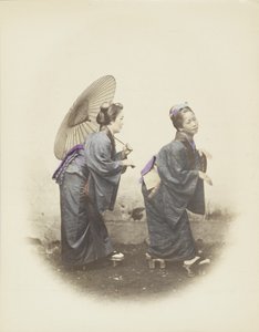 Mujeres japonesas con vestimenta tradicional (foto en blanco y negro coloreada a mano) de Japanese Photographer