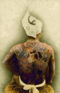 Hombre con tatuaje tradicional japonés Irezumi, c.1880